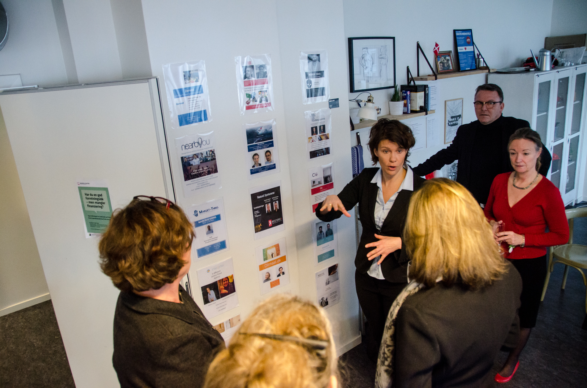 Cphbusiness ansatte viser og forklarer Sonja Durán om Cphbusiness' iværksættermiljø Inkubatoren