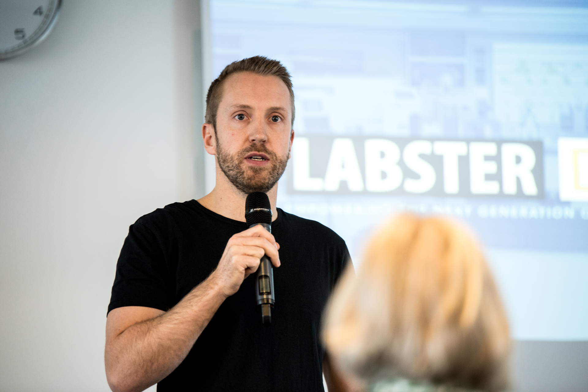 Mikkel Marfelt fra Labster introducerer casecompetition for studerende på Cphbusiness