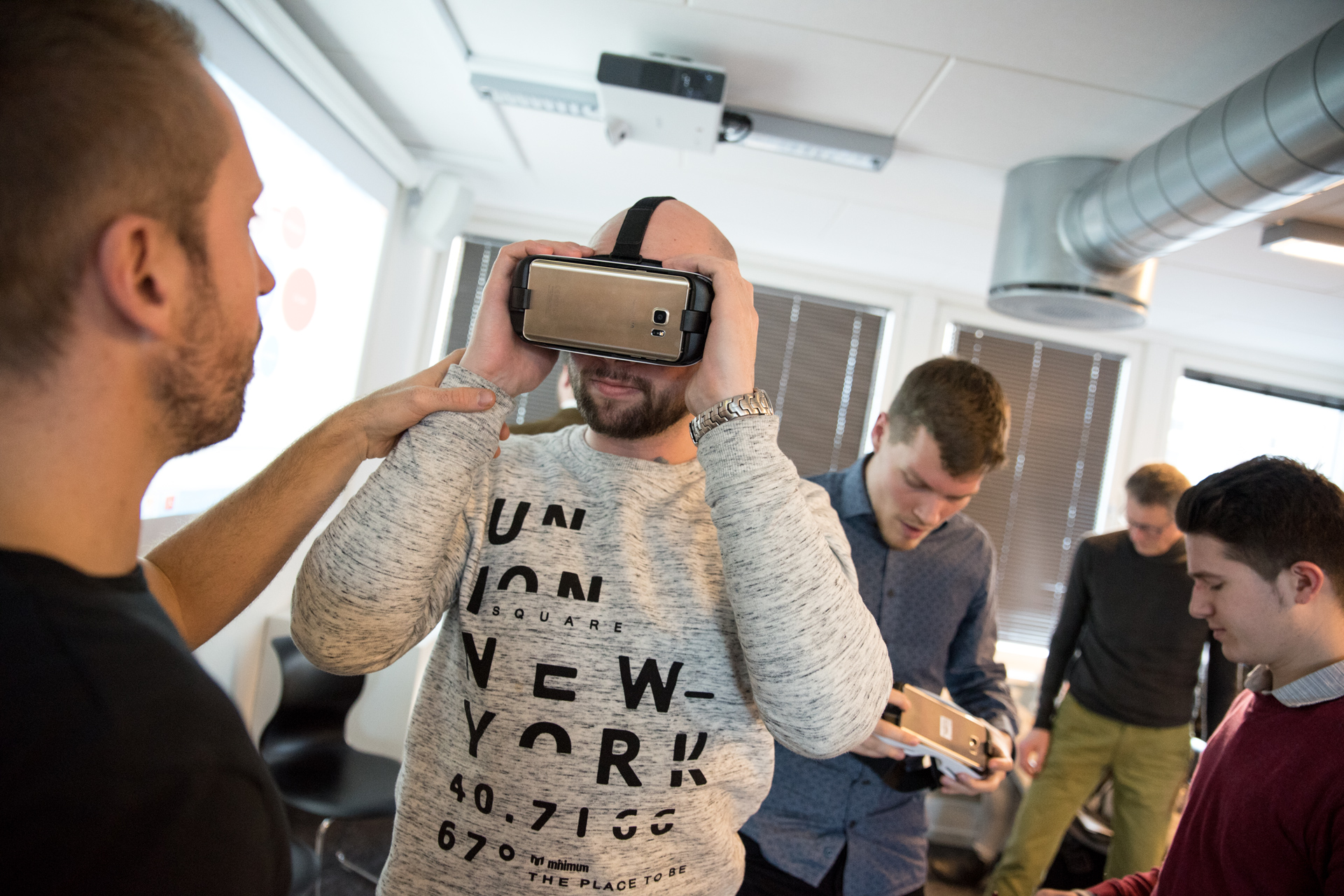 Studerende fra Cphbusiness har virtual reality briller på