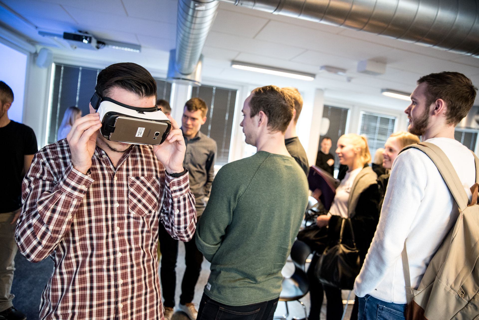 Flere studerende fra Cphbusiness står med virtual reality briller på