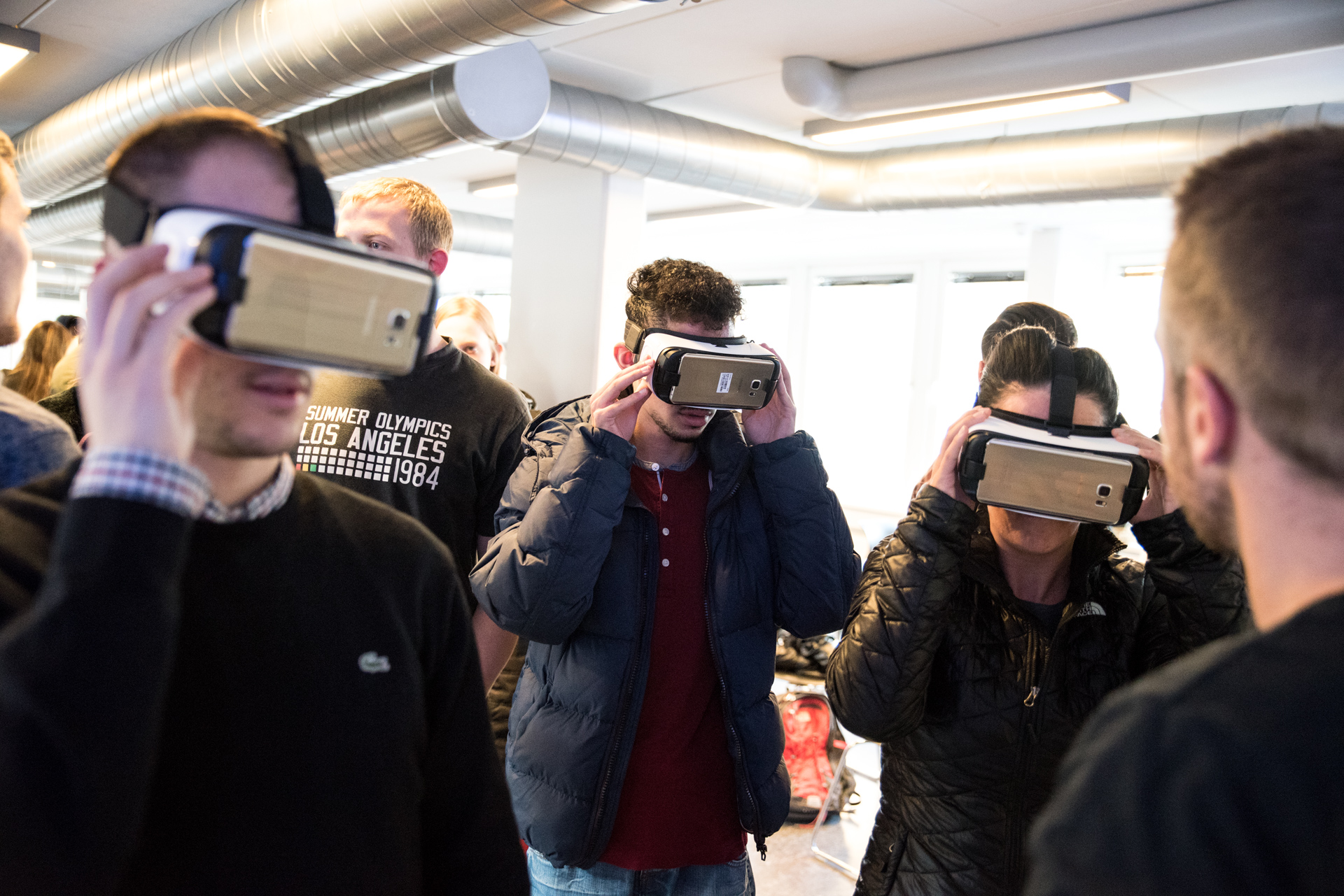 Flere studerende fra Cphbusiness står med virtual reality briller på