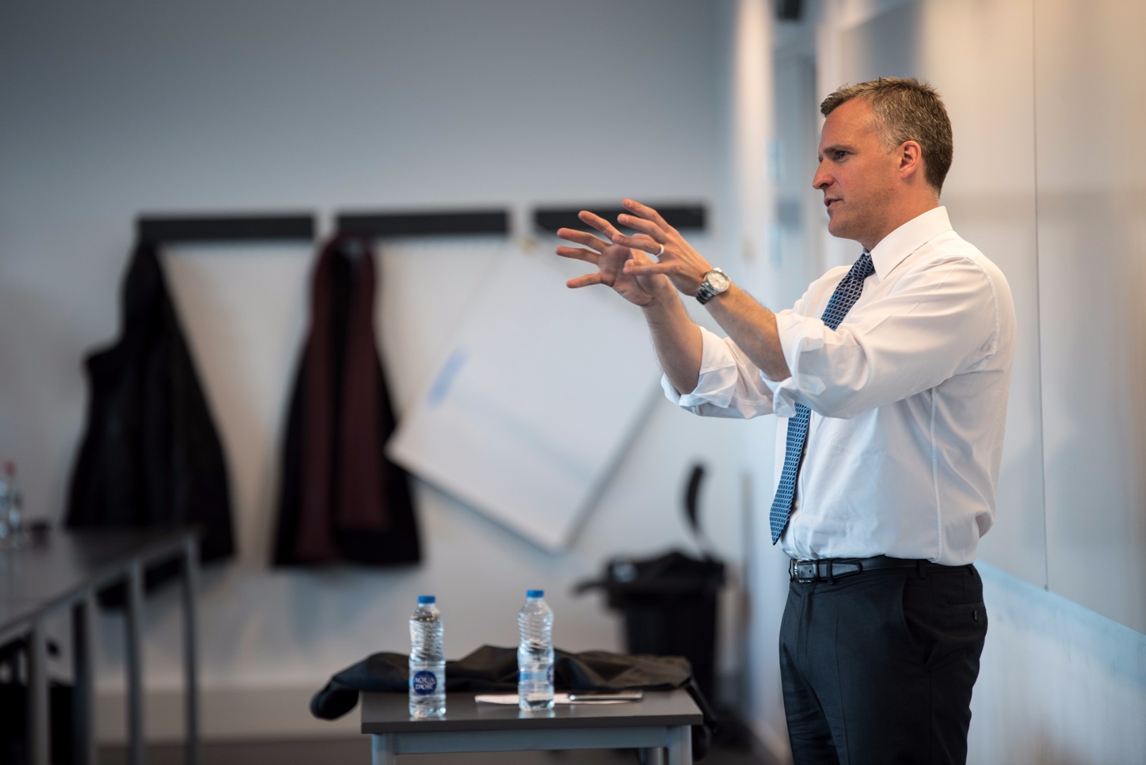 Rufus Gifford holder oplæg om branding i undervisninglokale på Cphbusiness i Lyngby til studerende fra Marketing Management