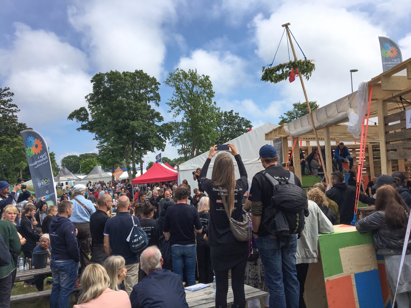 Billede af større forsamling til Folkemødet på Bornholm i 2016