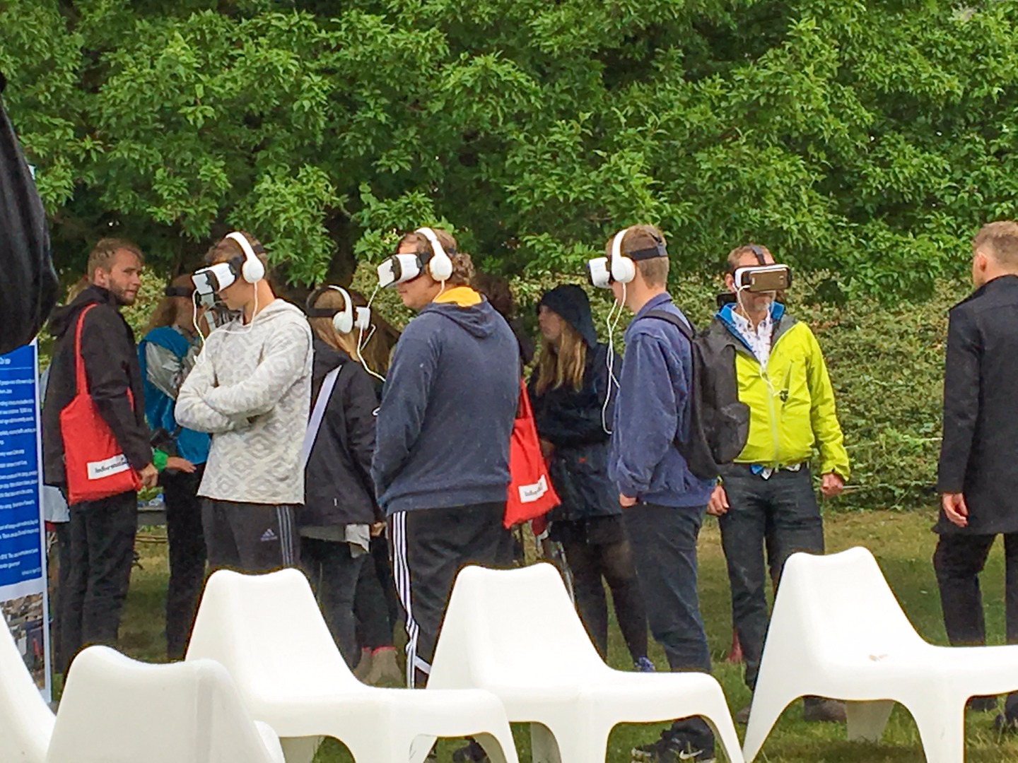 En mindre gruppe mennesker prøver virtual reality til Folkemødet på Bornholm 2016